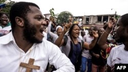 Des Congolais manifestent dans les rues de Kinshasa, le 31 décembre 2017.