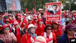 大批英祿總理的支持者在曼谷集會