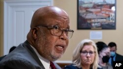 Mwenyekiti Bennie Thompson, D-Miss., na Makamu wake Liz Cheney, R-Wyo., wa Jopo linalochunguza uvamizi wa Jan. 6 katika Bunge la Marekani wakitoa ushahidi wakitaka Rais wa zamani Donald Trump afunguliwe mashtaka ya kulidhalilisha Bunge, Washington, Dec. 14, 2021. (AP Photo/J. So
