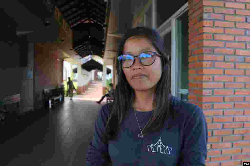 កញ្ញា អ៊ីង សុធារ័ត្ន អាយុ ២៥ ឆ្នាំ គឺជាអ្នកកាន់កាប់ផ្នែករដ្ឋបាលប្រចាំទីសក្ការៈគោរពបូជា Baha'i។ កញ្ញាបានក្លាយទៅជាសាសនិក បន្ទាប់ពីបានស្វែងយល់ និងយល់ស្របអំពីការបង្រៀនអំពីជីវិតវ័យជំទង់របស់មនុស្ស និងសារៈសំខាន់នៃបញ្ញាខាងផ្នែកស្មារតី ដែលជាផ្នែកដ៏សំខាន់មួយនៃសាសនានេះ ក្រៅពីការអប់រំលើផ្នែកសម្ភារៈ។ (រិទ្ធី ឧត្តម/VOA)