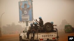 Une équipe de la Minusca patrouille dans les rues de Bangui, en Centrafrique, le 12 février 2016.
