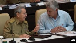 Raul Castro et son successeur probable Miguel Diaz Canel, Assemblée nationale, La Havane, Cuba, le 8 juillet 2016. 