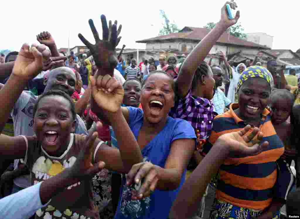 La foule célèbre après l’annonce de la destitution du président Pierre Nkurunziza par un haut gradé de l’armée à Bujumbura, au Burundi le 13 mai 2015.