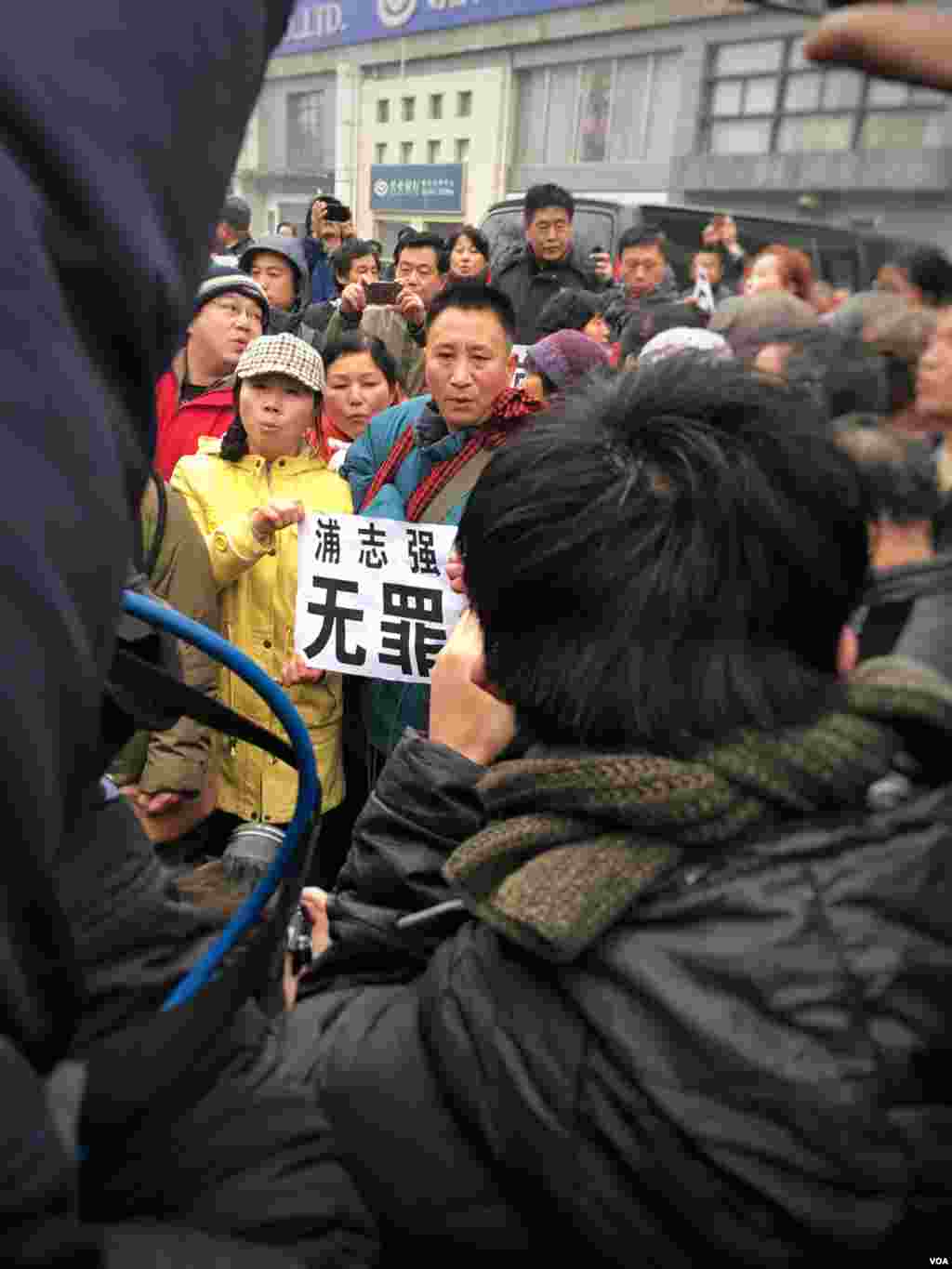 北京訪民在法院外面聲援因被控煽動民族仇恨罪和尋釁滋事罪受審的浦志強。 (美國之音葉兵拍攝)