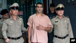 លោក Hakeem al-Araibi ចាកចេញ​ពី​តុលាការ​នៅ​ក្នុង​ក្រុង​បាងកក កាលពី​ថ្ងៃទី៤ ខែកុម្ភៈ ឆ្នាំ២០១៩។