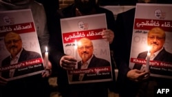 Des gens tiennent des affiches de Jamal Khashoggi, Istanbul, le 25 octobre 2018 
