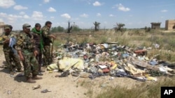 Image d’archives (2 avril 2015) : sur cette photo extraite d’une vidéo, on voit des miliciens chiites irakiens à côté d'une fosse commune, qui contiendrait les corps de soldats irakiens tués par le groupe Etat islamique lors de la prise de la base militaire de Speicher en juin 2014, à Tikrit, en Irak.