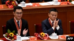 資料照：2018年12月18日，在北京人民大會堂舉行的中國“改革開放”政策40週年慶祝大會上，阿里巴巴聯合創始人馬雲（Jack Ma）和騰訊控股（Tencent Holdings）首席執行官馬化騰受到表彰。