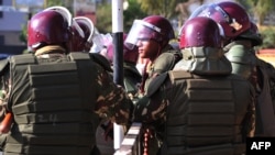 Des policiers kenyans à Nairobi le 18 décembre 2014. (AFP PHOTO/SIMON MAINA)
