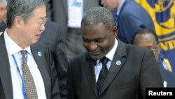 Le ministre gabonais Magloire Ngambia parle avec un gouverneur chinois lors d'une réunion du FMI à Washington DC, le 24 avril 2010.