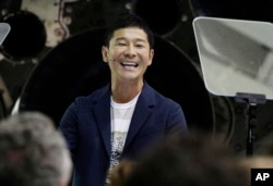 스페이스 X의 달 탐사선 첫 승객이 될 일본인 '마에자와 유사쿠'가 지난 17일 미국 캘리포니아 호손의 스페이스X 본사에서 소감을 밝히고 있다.