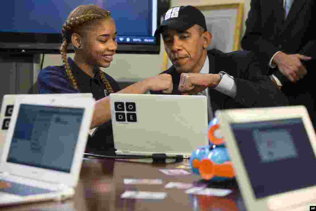 Le président Barack Obama salue amicalement une étudiante Adrianna Mitchell lors d&#39;un événement &laquo;&nbsp;Heure du Code&nbsp;&raquo; près de la complexe de la Maison-Blanche, Washington, 8 décembre 2014. &nbsp;