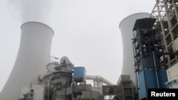 中國河北省三河電廠的冷卻塔。（2019年7月18日））