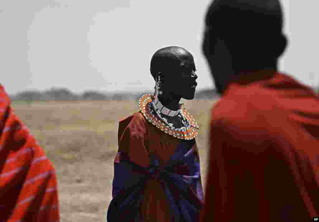 Des Maasai dansent dans un village à la périphérie de Serengeti, dans le nord de la Tanzanie, le 12 août 2013.