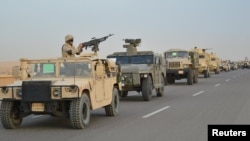 Des véhicules de l'armée égyptienne, à Ismailia, Egypte, le 9 février 2018.