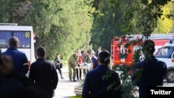 Ekipe hitne pomoći na mestu napada u krimskom gradu Kerču