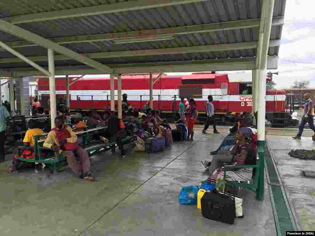 Área de espera da estação dos Caminhos de Ferro de Moçambique em Moatize