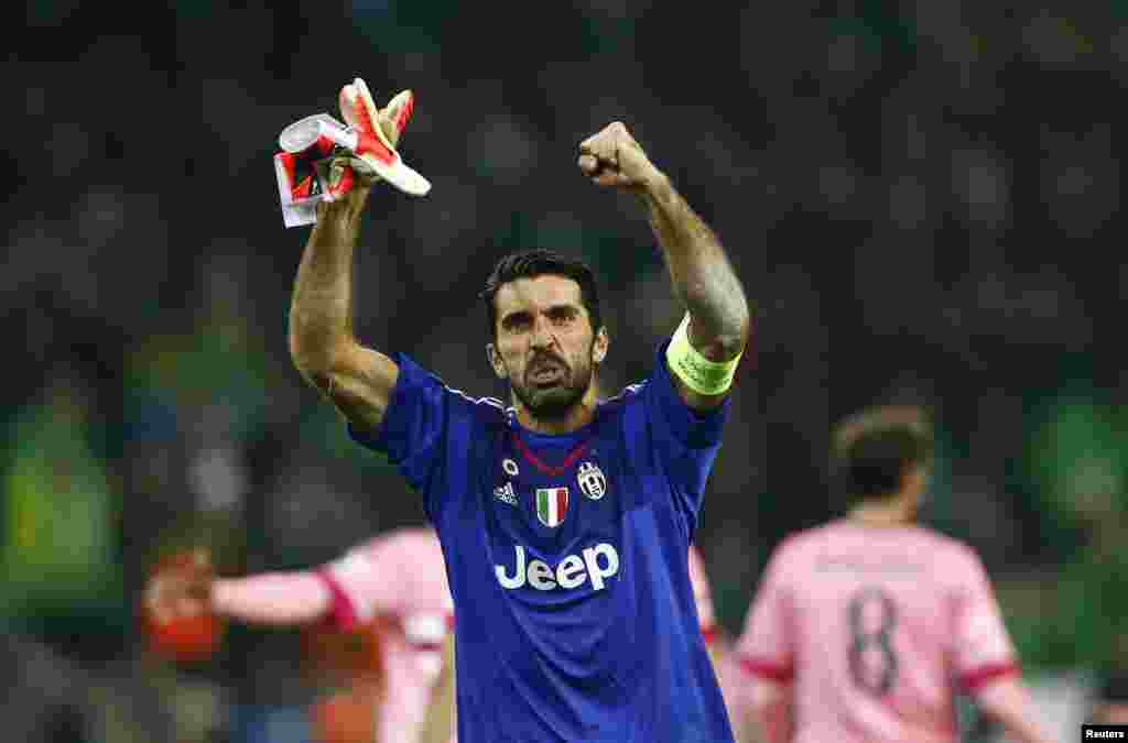 Gianluigi Buffon lors d'un match de football du groupe D de la Ligue des Champions à Moenchengladbach, Allemagne, le 3 novembre 2015.