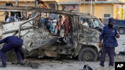Des éléments des forces de sécurité déployés sur le lieu d’un attentat à la bombe à Mogadiscio, Somalie, 28 septembre 2017.