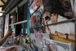 資料照：北京街頭報攤上雜誌封面上的中國知名藝人吳亦凡（2021年7月20日）
