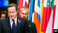 英國首相卡梅倫在布魯塞爾出席了一次歐盟峰會後離開會場。 （2014年10月24日）
