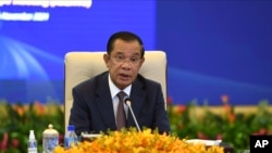 រូបឯកសារ៖ លោក​នាយករដ្ឋមន្ត្រី ហ៊ុន សែន ចូលរួម​ក្នុង​កិច្ចប្រជុំ​អាស៊ី-អឺរ៉ុប​លើក​ទី១៣ តាម​អនឡាញ ពី​រាជធានី​ភ្នំពេញ កាល​ពី​ចុង​ឆ្នាំ​២០២១ ដោយសារ​តែ​ការ​រាតត្បាត​ជា​សាកល​នៃ​ជំងឺ​កូវីដ១៩។ (An Khoun Sam Aun/Ministry of Information of Cambodia via AP) 
