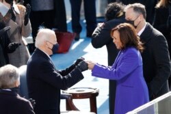 លោក Joe Biden និងអ្នកស្រី Kamala Harris ទល់ដៃគ្នាក្នុងកាយវិការស្វាគមន៍គ្នាទៅវិញទៅមក មុនធ្វើសច្ចាប្រណិធានចូលកាន់តំណែង នៅវិមានសភាសហរដ្ឋអាមេរិក ក្នុងរដ្ឋធានីវ៉ាស៊ីនតោន ថ្ងៃពុធ​ ទី២០ ខែមករា ឆ្នាំ២០២១។
