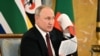 Rais Vladimir Putin anawaonesha viongozi wa Afrika masuala asiyokubaliana nayo kwenye mpango wa amani.