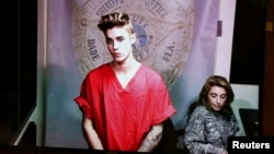 Justin Bieber aparece en conferencia de video en la corte, luego de ser arrestado en Miami.