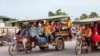 រូបឯកសារ៖ ក្រុមកម្មករ​​រោងចក្រ​ ធ្វើដំណើរ​ទៅផ្ទះ​ ក្រោយ​ចេញ​ពី​ធ្វើការ​ នៅ​ពេល​ល្ងាចមួយ​​ ឯ​ជាយ​រាជធានី​ភ្នំពេញ​ នៅថ្ងៃទី២៥​ ខែ​ឧសភា​ ឆ្នាំ​២០១៧។ (ខាន់ សុគុំមនោ/VOA) 