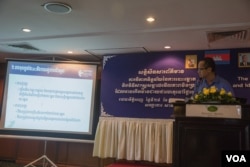 លោក​ សួន​ យុធ្យា​ ប្រធានប្រធានគម្រោងសង្កេតការណ៍​បោះឆ្នោត​ នៃ​អង្គការ​តម្លា​ភាព​ ​ ថ្លែង​នៅក្នុងសន្និសីទ​សារព័ត៌មាន​ អំពីវិធីសាស្រ្ត​សង្កេតការណ៍បោះឆ្នោត​ឃុំសង្កាត់​ នៅរាជធានីភ្នំពេញ​ ថ្ងៃទី ២៩​ ខែឧសភា ឆ្នាំ២០១៧។​ (ខាន់​ សុគុំមនោ/ VOA)