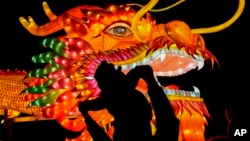2024年2月8日北京後海附近慶祝農曆新年的龍燈。