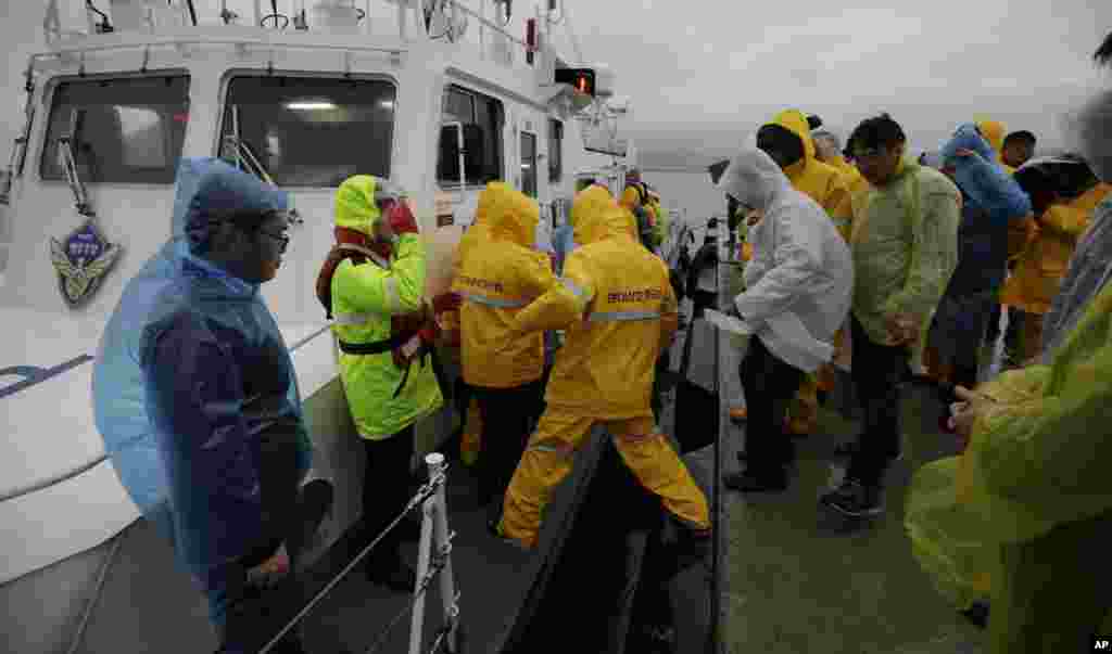 Relatives of passengers board a South Korean Coast Guard boat to go to the scene of the rescue area, Jindo, South Korea, April 17, 2014. 