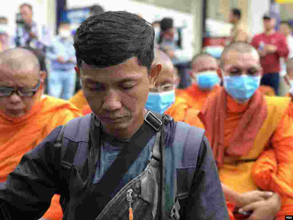 លោក ហ៊ុន វណ្ណៈ សកម្មជនមួយរូបរបស់ចលនាមាតាធម្មជាតិ ធ្វើពិធីស្មឹងស្មាធជាមួយព្រះសង្ឃ ដើម្បីគោរពវិញ្ញាណក្ខន្ធលោក កែម ឡី។ (ហ៊ុល រស្មី/វីអូអេ)