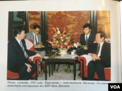 哈薩克總統託卡耶夫1995年9月擔任外長時隨同納扎爾巴耶夫訪華會晤中國外長錢其琛。託卡耶夫在他的書中透露，當時兩國就曾討論過新疆的哈薩克人問題。