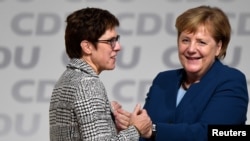 Annegret Kramp-Karrenbauer ve Angela Merkel