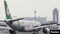 2016年3月14日，在台灣桃園國際機場，台灣長榮航空的一架空中巴士飛機上裝飾著凱蒂貓圖案。（路透社）