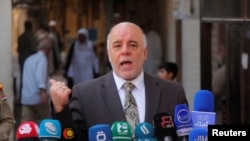 Le Premier ministre Haider al-Abadi parle avec les journalistes à Najaf, au sud de Bagdad, le 20 octobre 2014. 