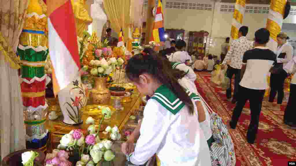 សិស្សានុសិស្សរបស់សាលាសេនត្រល់ផាកកម្ពុជា (Central Park of Cambodia) ដាក់បច្ច័យនៅក្នុងហិបបច្ច័យនានា ក្នុងវត្តសំពៅមាស ក្នុងរាជធានីភ្នំពេញ នៅថ្ងៃកាន់បិណ្ឌទី៥ (ថ្ងៃទី២១ ខែកញ្ញា ឆ្នាំ២០១៦)។ (ប៊ុន ប៉េងហ៊ុយ/VOA)