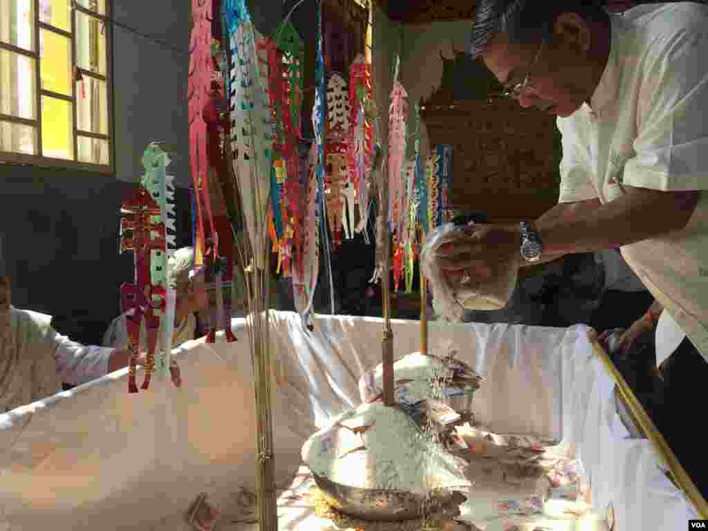 ប្រជាពលរដ្ឋខ្មែរ នៅថ្ងៃបុណ្យចូលឆ្នាំខ្មែរ ក្នុងវត្តមួយ ក្នុងរាជធានីភ្នំពេញ កាលពីថ្ងៃទី១៤ ខែមេសា ឆ្នាំ២០១៧។ (កាន់ វិច្ឆិកា/ VOA)