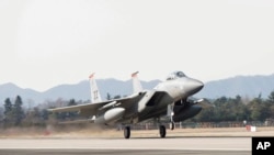 資料照片：美國空軍提供的照片顯示，來自日本嘉手納空軍基地的美國空軍F-15戰鬥機在一次美韓聯合軍演期間從南韓光州空軍基地起飛。 (2017年12月4日)