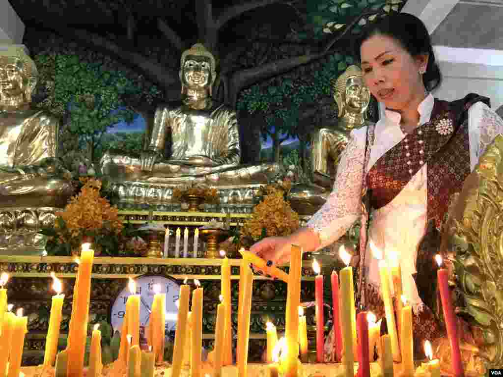 ពលរដ្ឋម្នាក់កំពុងអុជទៀន ក្នុងថ្ងៃបិណ្ឌទី១៣ នៃពិធីបុណ្យភ្ជុំបិណ្ឌនៅរាជធានីភ្នំពេញ នៅថ្ងៃទី២៦ ខែកញ្ញា ឆ្នាំ២០១៩។ (កាន់ វិច្ឆិកា/VOA)