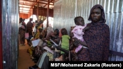 Les deux centres de transit de Renk, conçus pour accueillir un maximum de 8.000 personnes, en abritent désormais plus de 17.000, selon MSF.