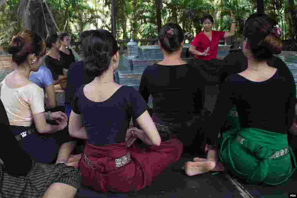 អ្នកគ្រូសុភីលីន ជាម ស្សាផារ៉ូ កំពុងពន្យល់ក្រុមអ្នករបាំ បន្ទាប់ពីការហាត់សមសម្តែងរឿង «ព្រះនាងផាមីណាទេវី» ដែលច្នៃចេញពីរឿង «ខ្លុយវេទមន្ត» របស់លោក Mozart នៅឯរោងសិល្បៈរបស់ពួកគេនៅក្នុងក្រុងតាខ្មៅ ខេត្តកណ្តាល កាលពីថ្ងៃទី១២ ខែឧសភា ឆ្នាំ២០១៥។ (នូវ ពៅលក្ខិណា/VOA)