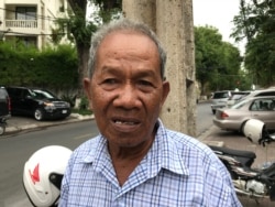 លោក ធួក រ៉ាត់ អាយុ៧០ឆ្នាំ ឪពុកបង្កើតរបស់លោក រ៉ាត់ រត្នមុនី និយាយជាមួយអ្នកកាសែត នៅក្រៅតុលាការកំពូល រាជធានីភ្នំពេញ ថ្ងៃទី០១ ខែកក្កដា ឆ្នាំ២០២០។ (ហ៊ុល រស្មី/វីអូអេ)