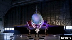 一架洛克希德馬丁公司的F-35閃電II戰鬥機在美國東部馬里蘭州帕圖克森特河海軍航空站的機庫中,2015年10月28日 。