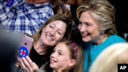 លោក​ស្រី Hillary Clinton ថតរូប​ជាមួយ​អ្នក​គាំទ្រ។