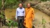 លោក​អ៊ុំ សំអាន​ អ្នក​តំណាងរាស្ត្រ​គណបក្ស​សង្គ្រោះជាតិ​ឈរ​ថត​រូប​នៅ​ក្បែរ​ស្រះមួយ​ក្នុង​ចំណោម​ស្រះ​៥​ដែល​វៀតណាម​ទើប​បាន​ជីក​ក្នុង​ពេល​ថ្មីៗ​នេះ​ចូល​មក​ក្នុង​ទឹកដី​កម្ពុជា​ក្នុង​ខេត្តរតនគិរី។ (រូបថត៖ ទំព័រ​ហ្វេសប៊ុក​របស់​លោក​អ៊ុំ សំអាន)