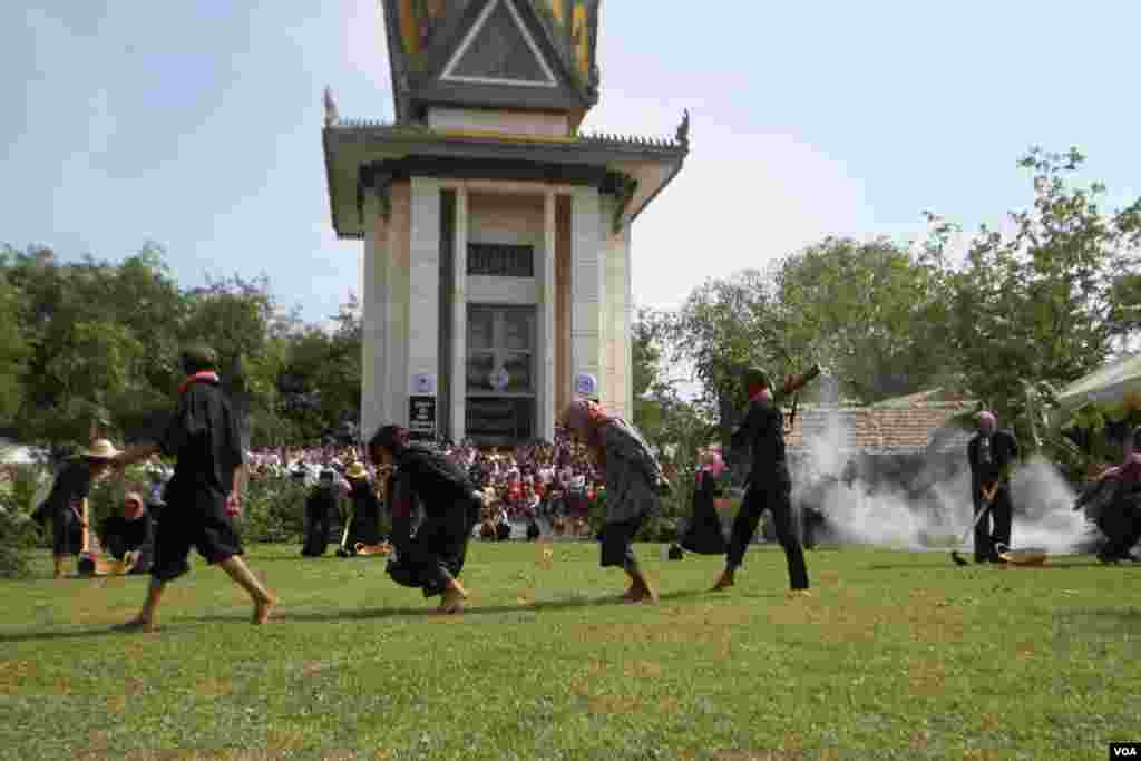 សិស្សសាលាវិចិត្រសិល្បៈសម្ដែងការធ្វើទារុណកម្មនៃរបបប៉ុល ពតនៅវាលពិឃាដជើងឯកនៃរាជធានីភ្នំពេញនៅថ្ងៃទី២០ឧសភា ២០១៦នេះដើម្បីរំលឹកដល់វិញ្ញានក្ខ័ណ្ឌអ្នកដែលស្លាប់នៅរបបប្រល័យពូជសាសន៏ចាប់ពីឆ្នាំ១៩៧៥ដល់១៩៧៩។ 
