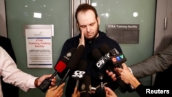 Joshua Boyle និយាយ​ជាមួយ​ប្រព័ន្ធ​ផ្សព្វផ្សាយបន្ទាប់ពី​បាន​មកដល់​ទីក្រុង​ Toronto ជាមួយ​ភរិយា​និង​កូនៗ​នៅ​អាកាសយានដ្ឋាន​អន្តរជាតិ Pearson
ក្នុង​រយៈពេល​ជិត​ប្រាំឆ្នាំ ដែល​លោក​ត្រូវ​បាន​ក្រុម​ភេរវករ​ចាប់​ខ្លួន​នៅ​ក្នុង​ប្រទេស​អាហ្វហ្គានីស្ថានកាលពី​ឆ្នាំ​២០១២។